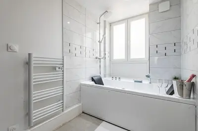 Salle de bains dans l'établissement Cocon Privé avec Jacuzzi & Sauna