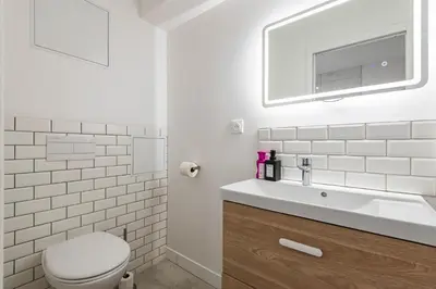 Salle de bains dans l'établissement Cocon Privé avec Jacuzzi & Sauna