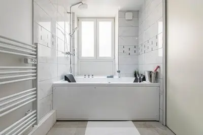 Salle de bains dans l'établissement Cocon Privé avec Jacuzzi & Sauna