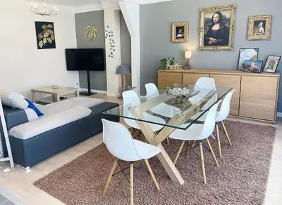 Télévision ou salle de divertissement dans l'établissement Chez Clém - 3 chambres - garage privé - wifi - Netflix
