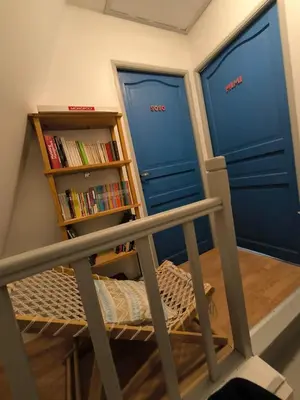 Bibliothèque dans la maison de vacances