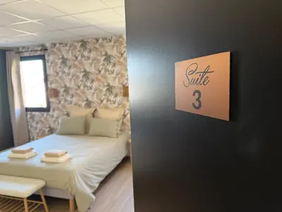 Un ou plusieurs lits dans un hébergement de l'établissement Suite du Spa 3 - Parking Privé Gratuit à Reims