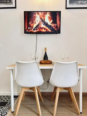 Télévision ou salle de divertissement dans l'établissement Lys 7 magnifique studio tout équipé proche de tout