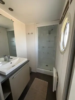 Salle de bains dans l'établissement bungalow de l'escaut
