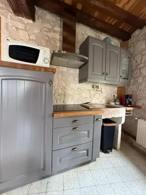 Cuisine ou kitchenette dans l'établissement La Maison Bleue