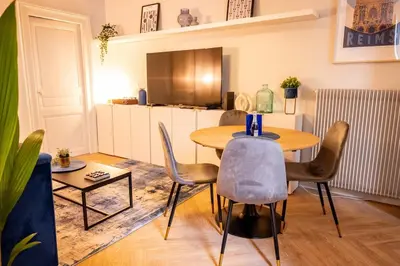 Télévision ou salle de divertissement dans l'établissement Les teintes royales