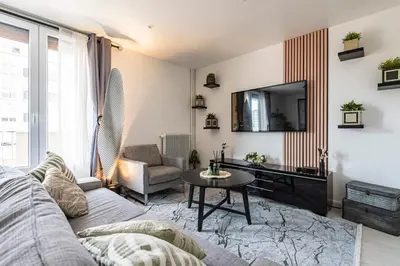 Télévision ou salle de divertissement dans l'établissement Reims Centre, Appartement 4 Chambres NETFLIX