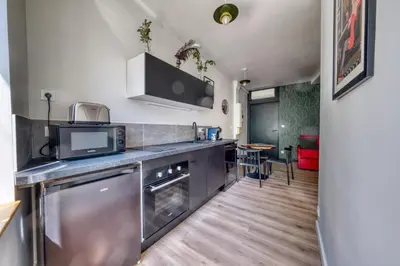 Cuisine ou kitchenette dans l'établissement Saint-Marceaux - Climatisation