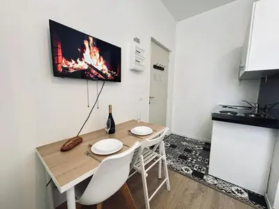 Cuisine ou kitchenette dans l'établissement Chavalliaud 1 charmant studio Rez de chaussée