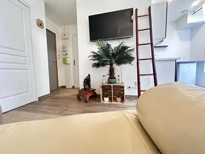 Télévision ou salle de divertissement dans l'établissement La détente de Robinson T2 agréable proche centre