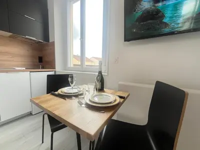 Cuisine ou kitchenette dans l'établissement Neufchâtel studio cosy calme proche centre ville