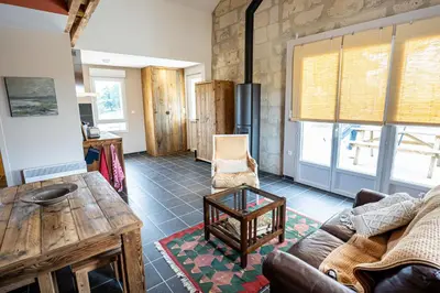 Coin salon dans l'établissement Gite à la ferme, authentique & accessible PMR