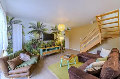 Télévision ou salle de divertissement dans l'établissement La Richaumoise - Maison avec grand jardin