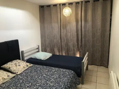 Un ou plusieurs lits dans un hébergement de l'établissement Chez Tatie charmante Maison de plein pieds