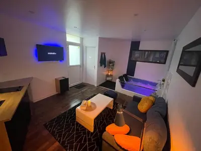 Télévision ou salle de divertissement dans l'établissement La Bulle Bleue Jacuzzi