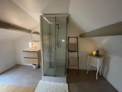 Salle de bains dans l'établissement La Bulle Bleue Jacuzzi