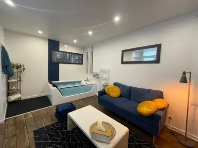 Coin salon dans l'établissement La Bulle Bleue Jacuzzi