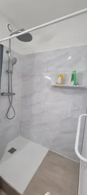Salle de bains dans l'établissement Iris centre-ville T2 rénové cocon cosy parking 35 m2