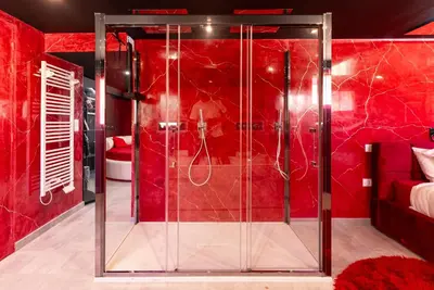 Salle de bains dans l'établissement L'Interdit, Confort et Sensualité