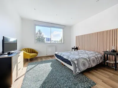 Un ou plusieurs lits dans un hébergement de l'établissement Maison de ville avec Jardin