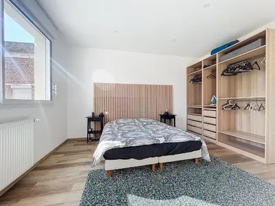 Un ou plusieurs lits dans un hébergement de l'établissement Maison de ville avec Jardin