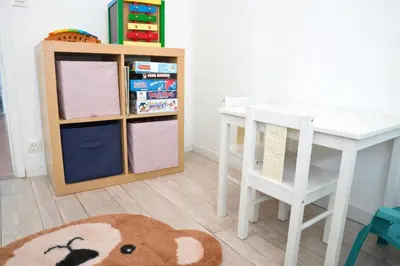 Bibliothèque dans la maison de vacances