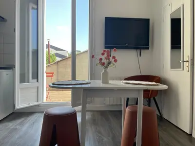 Télévision ou salle de divertissement dans l'établissement la Terrasse du bonheur