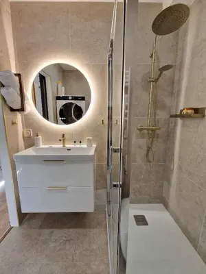 Salle de bains dans l'établissement La Bulle Suspendue, Avenue de Champagne