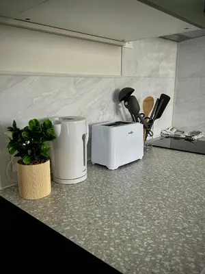 Cuisine ou kitchenette dans l'établissement L'Escale de la Râperie logement2