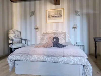Un ou plusieurs lits dans un hébergement de l'établissement La chambre de Perrine