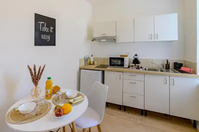 Cuisine ou kitchenette dans l'établissement Delmas - 5min Centre Ville - Wifi