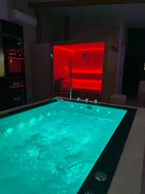 Piscine de l'établissement Da Lisa wellness spa proche centre ville ou située à proximité