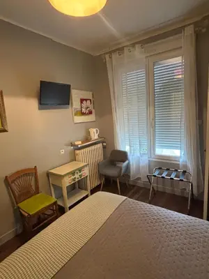 Télévision ou salle de divertissement dans l'établissement Hôtel Le Pont de l'Aube