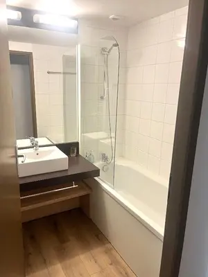 Salle de bains dans l'établissement Les Charmes - C09
