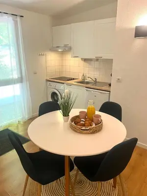 Cuisine ou kitchenette dans l'établissement Les Charmes - C09
