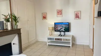 Télévision ou salle de divertissement dans l'établissement MEAUX Centre 1 au calme Vue sur cour intérieur