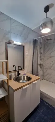 Cuisine ou kitchenette dans l'établissement Lys rdc centre-ville T2 rénové cocon cosy parking 34m2