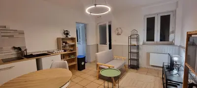 Cuisine ou kitchenette dans l'établissement Lys rdc centre-ville T2 rénové cocon cosy parking 34m2