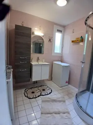 Salle de bains dans l'établissement Spacieux et Confortable