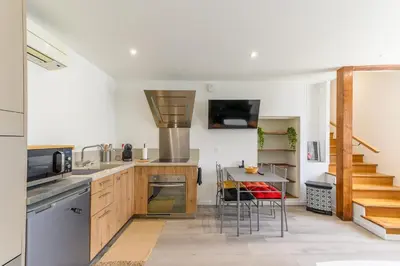 Cuisine ou kitchenette dans l'établissement Le Duplex Mouroux - 30min de Disneyland
