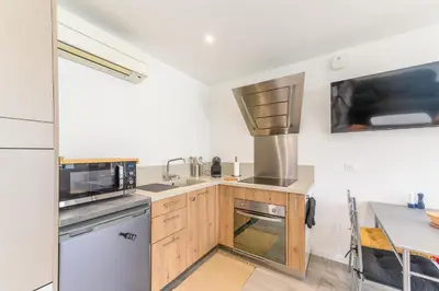 Cuisine ou kitchenette dans l'établissement Le Duplex Mouroux - 30min de Disneyland