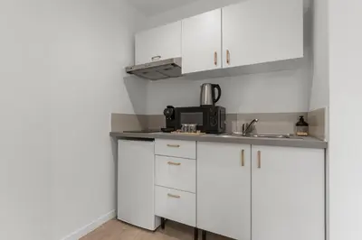 Cuisine ou kitchenette dans l'établissement Pomme rouge