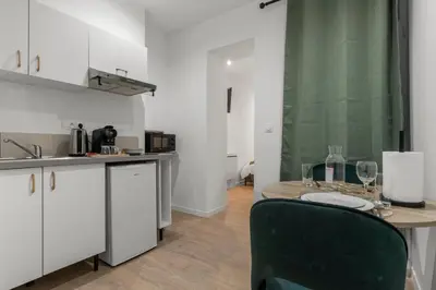 Cuisine ou kitchenette dans l'établissement Pomme rouge