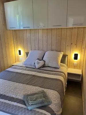 Un ou plusieurs lits dans un hébergement de l'établissement Gîte avec son SPA privatif
