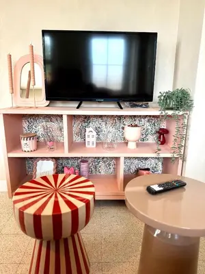 Télévision ou salle de divertissement dans l'établissement Le kiosque