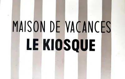 Certificat, récompense, panneau ou autre document affiché dans l'établissement Le kiosque