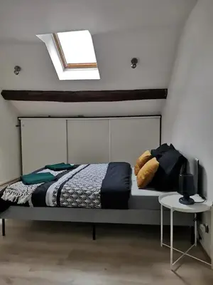 Un ou plusieurs lits dans un hébergement de l'établissement Charmant appartement au coeur de Château-Thierry