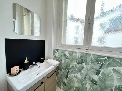 Télévision ou salle de divertissement dans l'établissement Le cœur de Reims magnifique 3 chambres au centre