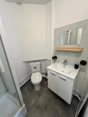 Salle de bains dans l'établissement Studio du centre - L'Artdu'Net -