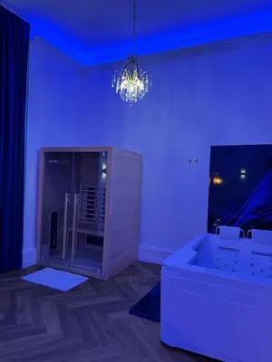 Télévision ou salle de divertissement dans l'établissement Suite EVASIO, au pied du château fort, parking privé